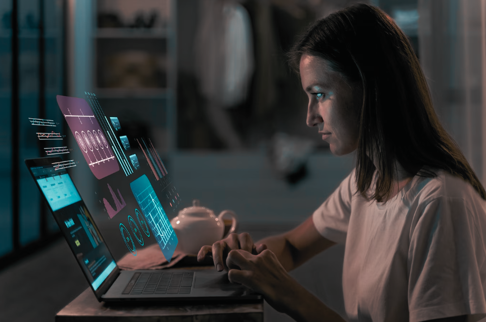Subservicio de Creación y Desarrollo web Imagen que muestra a una persona frente a una laptop realizando el sub servicio de creación y desarrollo web con el objetivo de crear una plataforma que garantice una web en crecimiento